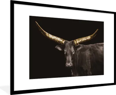 Produktbild von MuchoWow® Gerahmtes Poster Kuh - Gold - Schwarz 90x60 cm - Poster mit Schwarzem Bilderrahmen Wandposter Rahmen Foto Bilder - Wanddekoration - Fotos