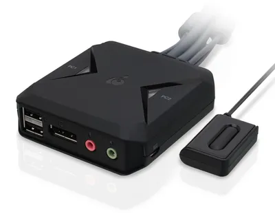 Obrázok produktu pre USB KVM prepínač s DisplayPort výstupom, podporuje rozlíšenie 4K pri 30 Hz, s káblom a diaľkovým ovládaním
