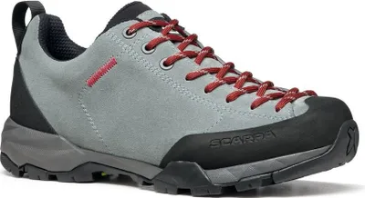 Graue Wanderschuhe für Damen mit roten Schnürsenkeln von Scarpa; Modell Mojito Trail GTX Wmn WIDE.