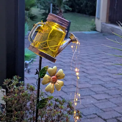 Produktbild von LED Solar Gießkanne mit Wasserfall Lichterkette - Gelbes Solarglas mit Libelle - H: 80cm - Sensor
