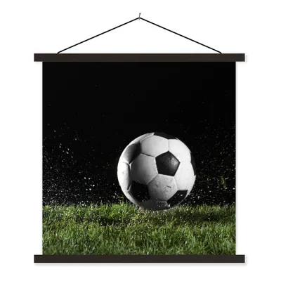 Produktbild von MuchoWow® Textilposter Fußball auf der Wiese 40x40 cm mit schwarzem Rahmen - Fotos