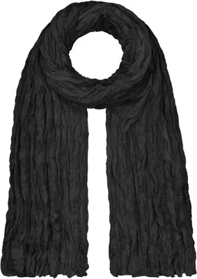 Samaya Breitschal in schwarz