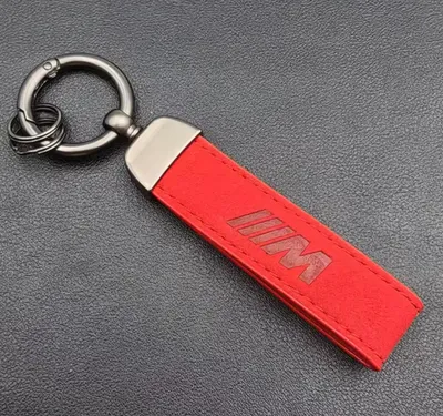 Produktbild von Alcantara Schlüsselanhänger für BMW M Rot – Premium Schlüsselanhänger mit Alcantara Optik, roten Akzenten und Metallring