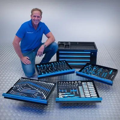 Produktbild von Datona - Werkzeugkiste Black-Line 153-teilig - Metall-Werkzeugkiste bestückt mit Ratschen & Stecknuss-Set, Zangen, Schraubendrehern und Hammer - 4 Schubladen mit Schaummodulen