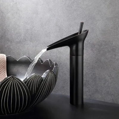 Produktbild von Wasserfall-Waschtischarmatur, schwarze Waschtischarmatur mit Wasserfallfunktion und Warm- und Kaltwasseranschluss, elegante Messing-Waschtischarmatur (antikschwarze Oberfläche) – schwarz