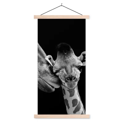 Produktbild von MuchoWow® Textilposter Tiere - Schwarz - Weiß - Giraffe - Porträt 60x120 cm mit holzfarbenen Rahmen - Holz