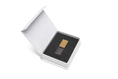 Obrázok produktu pre Sada: USB KRYSTAL zlatý 2.0 16GB, kombinácia sklo a kov, LED podsvietenie + biela krabička s magnetom