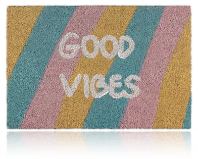 Productafbeelding van Relaxdays deurmat van kokosvezel, "Good Vibes" design, gestreept, antislip, geschikt voor binnen en buiten, 40x60 cm, kleurrijk, AI-gegenereerde afbeelding