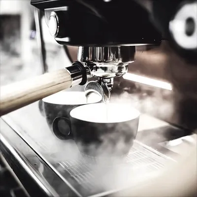 Produktbild von Glasbild Café VII: Detailaufnahme einer Kaffeemaschine, quadratisch, 50x50 cm