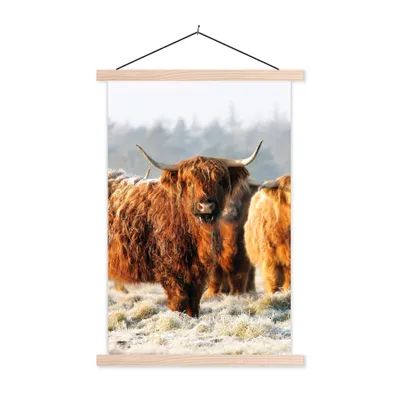 Produktbild von MuchoWow® Textilposter Schottische Highlander - Schnee - Wald 60x90 cm mit holzfarbenen Rahmen - Textil