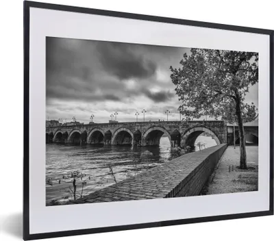 Produktbild von MuchoWow® MuchoWow® Gerahmtes Poster Brücke - Maastricht - Schwarz - Weiß 40x30 cm - Poster mit zchwarzem Bilderrahmen - Bilderrahmen - Poster im Rahmen