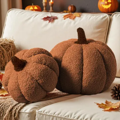 Produktbild von Set mit 2 Kürbis-Kissen – Herbstdekoration – Weiches Plüsch – 3D-Form – Halloween-Dekokissen – Maße 32x22 cm und 23x18 cm – Dekokissen