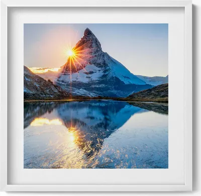 Produktbild von Landschaft mit einem einsamen Berg und der Sonne– Wandbild mit Rahmen – Gerahmtes Bild  – Wanddekoration – 50x50 cm –  Weiß Rahmen