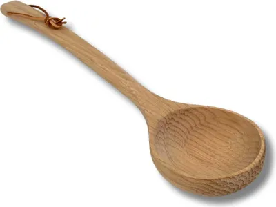 Produktbild von Aufgusskelle aus Komu-Holz 40 cm lang mit Lederriemen