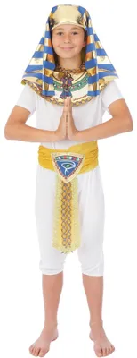 Junge im Ägypter Kostüm mit gold-blauer Pharao Kopfbedeckung und dekorativem Gürtel in betender Pose.