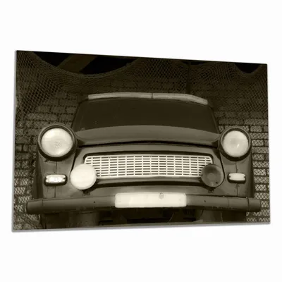 Produktbild von Wallario Herdabdeckplatte aus Glas, Größe 80 x 52 cm 1-teilig, Motiv Alter Trabbi in schwarz-weiß - Frontansicht Scheinwerfer