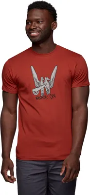 Mann trägt ein rotes T-Shirt mit dem Aufdruck "Rock On" von Black Diamond.