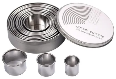 Image de Lot de 12 emporte-pièces ronds, en acier inoxydable, 2,8 cm – 11,5 cm, en forme de beignet, pour biscuits, petits gâteaux et pâtisseries – avec boîte de rangement