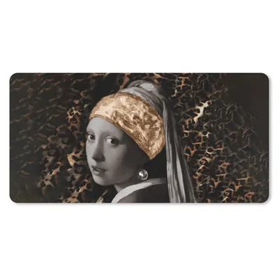 Produktbild von MuchoWow® Schreibtischunterlage Mädchen mit Perlenohrring - Braun - Design 80x40 cm - XXL Mauspad - Gaming Mauspad