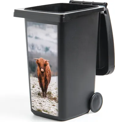 Produktbild von MuchoWow® Mülltonnenaufkleber Schottischer Highlander - Schnee - Berg 44x98 cm - Containeraufkleber - Aufkleber - Mülltonnen-Aufkleber