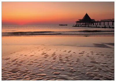 Produktbild von Wallario Premium Glasbild, freischwebende Optik, kräftige Farben, Größe 100 x 70 cm Motiv Strand am Abend - Seebrücke am Ostseebad Heringsdorf