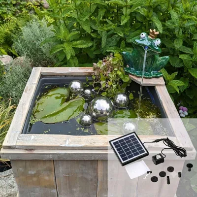 Produktbild von Miniteich Komplettset – Solar Wasserspiel Froschkönig mit Holzkiste, Pumpe & 3 Schwimmkugeln
