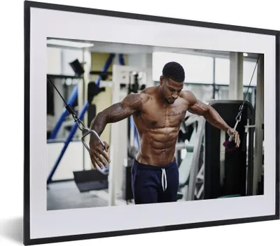 Produktbild von MuchoWow® MuchoWow® Gerahmtes Poster Ein muskulöser Mann trainiert 40x30 cm - Poster mit zchwarzem Bilderrahmen - Bilderrahmen - Poster im Rahmen