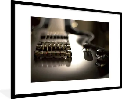 Produktbild von MuchoWow® Gerahmtes Poster Nahaufnahme einer schwarzen E-Gitarre 90x60 cm - Poster mit Schwarzem Bilderrahmen Wandposter Rahmen Foto Bilder - Wanddekoration - Fotos