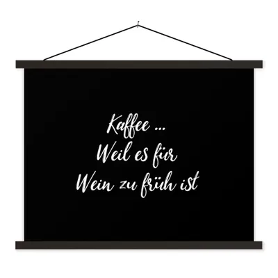 Produktbild von MuchoWow® Textilposter Zitate - Sprichwörter - Kaffee ... Weil es für wein zu früh ist - Kaffee 150x113 cm mit schwarzem Rahmen - Wohnzimmer