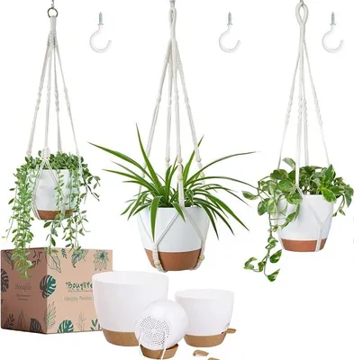 Imagen del producto de Macetas colgantes (25,4/20,3/17,8 cm) para plantas de interior, con macetas colgantes de auto-riego y sistema de drenaje en la base. 3 colgadores de macramé para plantas de diferentes tamaños, con ganchos, color blanco, de gran tamaño