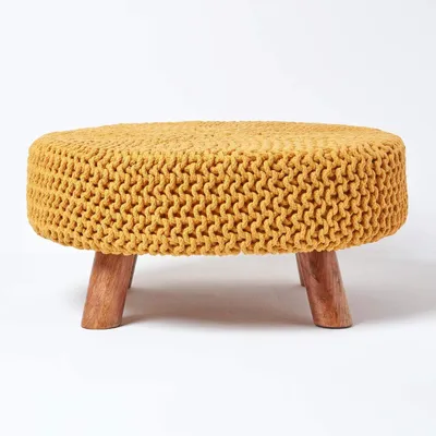Imagen del producto de Reposapiés redondo de punto grueso con patas de madera, color mostaza, de 62 x 62 x 30 cm, con funda de 100% algodón de punto grueso