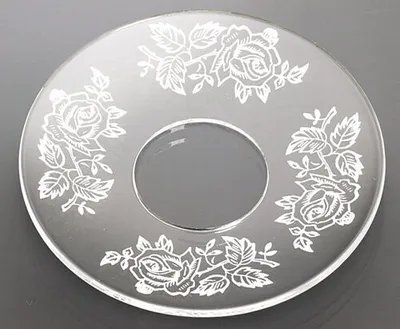 Produktbild von Glas-Kerzenmanschette - Tropfenfänger aus unserer Traditional-Linie für Kerzen bis Ø 25 mm. Der Außendurchmesser der Kerzenmanschette beträgt Ø 70 mm. Hergestellt in Handarbeit aus klarem Glas. Schützt vor herablaufendem Wachs auf Ihrem gedeckten Tisch.
