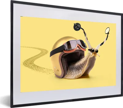 Produktbild von MuchoWow® Gerahmtes Poster Schnecke - Tiere - Helm - Gelb - Spiegel 60x40 cm - Poster mit Schwarzem Bilderrahmen Wandposter Rahmen Foto Bilder - Schlafzimmer - Plakat in Rahmen - Drucken
