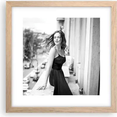 Produktbild von Gerahmtes Poster - Rahmen in heller Eiche - Frau Balkon Straße - 30x30 cm - Wand Bild - Wanddeko - Wandbilder - Kunstposter - Wandposter - Bilderrahmen - Bilder - Kunstdruck - P2NAC30x30-5017