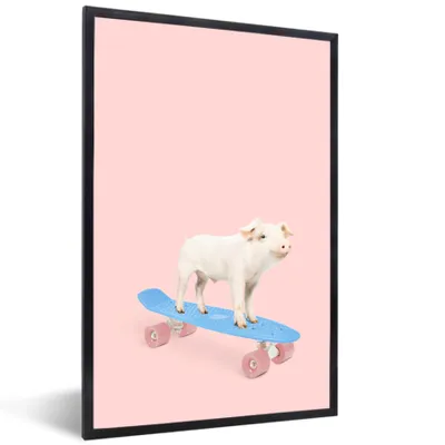 Produktbild von MuchoWow® Gerahmtes Poster Schwein - Rosa - Skateboard - Blau - Tiere 60x90 cm - Poster mit Schwarzem Bilderrahmen Wandposter Rahmen Foto Bilder - Kunst