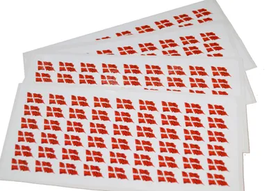 Produktbild von Mini Aufkleber Set - Pack wehend - 20x12mm - selbstklebender Sticker - Fahne - Dänemark - Flagge / Banner / Standarte fürs Auto, Büro, zu Hause und die Schule - 54 Stück
