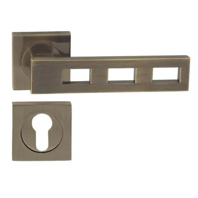 A door handle set and a keyhole escutcheon plate are shown against a white background.