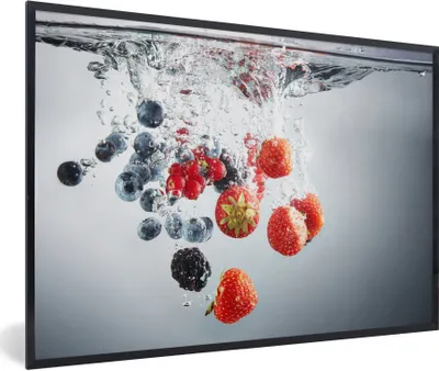 Produktbild von MuchoWow® Gerahmtes Poster Rot - Obst - Wasser 90x60 cm - Poster mit Schwarzem Bilderrahmen Wandposter Rahmen Foto Bilder - Fotorahmen - Foto-Plakat