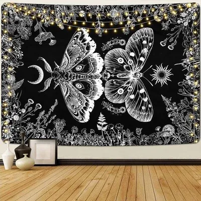 Zdjęcie produktu dla Uniqoos® Czarno-biały gobelin na ścianę z motylami, słońcem i księżycem – poliester, 150 x 130 cm, dekoracja ścienna do sypialni i salonu