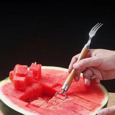 Produktbild von Multifunktionaler Obstschneider aus Edelstahl zum schnellen Schneiden von Wassermelonen und anderen Früchten mit 2-in-1-Gabelfunktion für unterwegs
