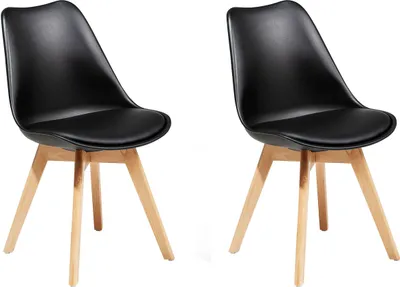 Image de BELIANI Ensemble de 2 chaises en plastique noir en faux cuir, pieds en bois clair, ensemble de salle à manger de style scandinave