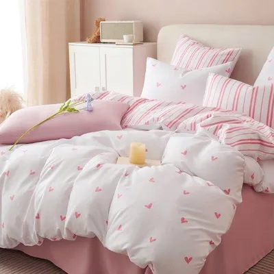Produktbild von Geoptimierte Titel  Unyqoos® Bettwäsche Set aus weichem Mikrofaser mit Herzmotiv und Reißverschluss für Kinder, Mädchen und Erwachsene 135 x 200Kurze Verkaufsbeschreibung  Entdecken Sie die Unyqoos® Bettwäsche Set aus hochwertiger Mikrofaser, perfekt für Kinder, Mädchen und Erwachsene. Mit einem liebevollen Herzmotiv und praktischem Reißverschluss bietet dieses Set sowohl Komfort als auch Stil für jede Schlafumgebung.Ausführliche Produktbeschreibung  Die Unyqoos® Bettwäsche Set besteht aus weichem Mikrofase