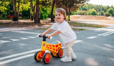 Obrázok produktu pre Lionelo SAMMY bežecké koleso Priemer kolesa 15 cm Šírka predného rozchodu 18,5 cm Zadný rozchod 15 cm Palcové, svietiace rukoväte riadidiel Žltá