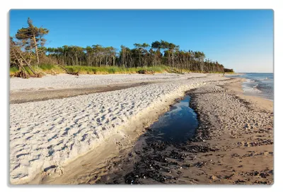 Produktbild von Wallario Frühstücksbrettchen aus Glas 20 x 30 cm mit rutschfesten Füßen, Motiv Einsamer Strand am Meer - Blauer Himmel