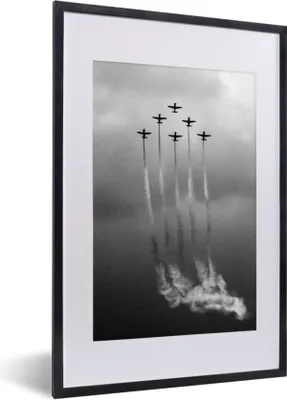 Produktbild von MuchoWow® Gerahmtes Poster Flugzeug - Himmel - Wolken - Schwarz und weiß 40x60 cm - Poster mit Schwarzem Bilderrahmen Wandposter Rahmen Foto Bilder - Poster in Rahmen