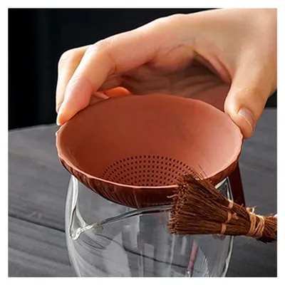 Produktbild von Kleine Mönchsfigur mit Teefilterhut aus Ton