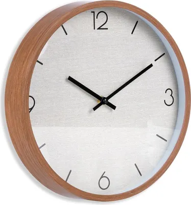 Image de Horloge murale avec finition en bois et chiffres noirs