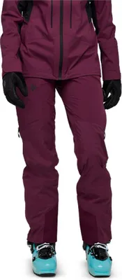 Damen Softshellhose "W Dawn Patrol Hybrid Pants" von Black Diamond in burgunderrot; kombiniert mit Skischuhen in Türkis.