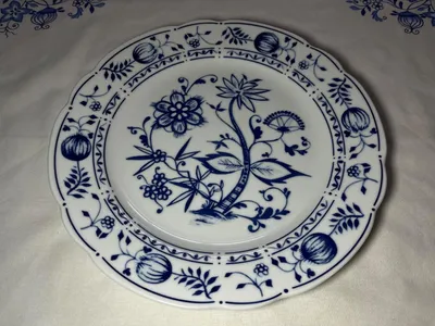 Produktbild von Triptis-Porzellan: großer flacher Teller mit Zwiebelmuster, Durchmesser 26 cm, Tiefe 3 cm