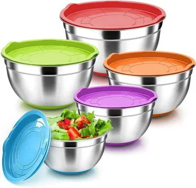 Produktbild von Edelstahl Salatschalen mit buntem Deckel und rutschfestem Silikonboden